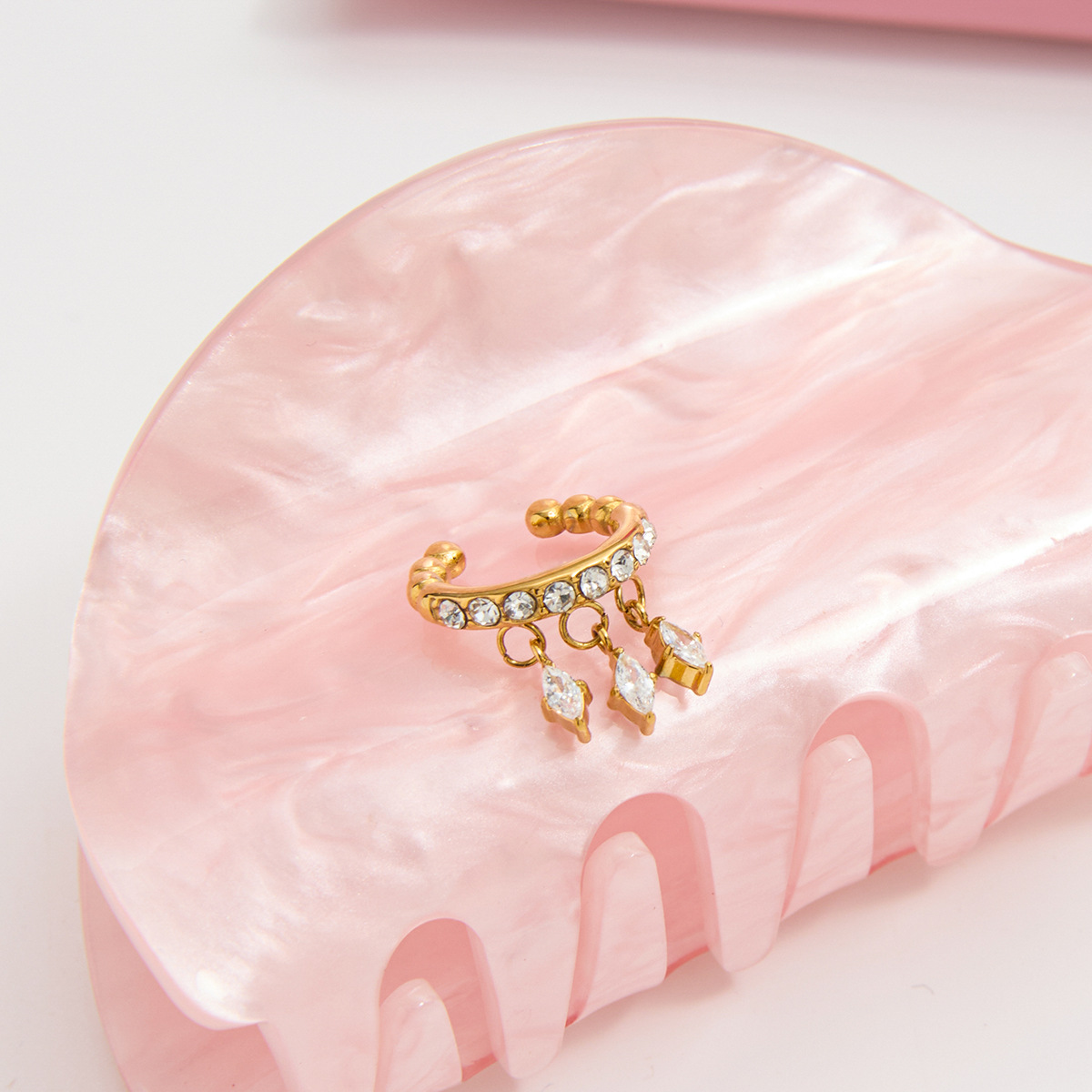 Wanxing ojos de caballo europeos y estadounidenses zircon orejas para mujeres sin agujeros de orejas pendientes de acero inoxidable de oro 18 quilates diseño de nicho de joyería transfronteriza