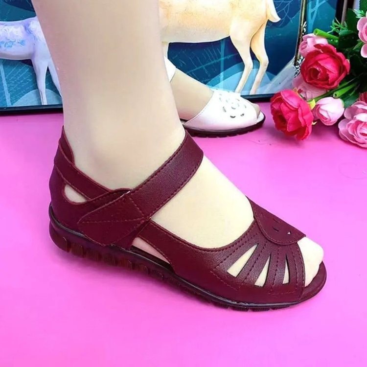 Sandalias de verano de explosión para mujeres 2026 nuevos zapatos de madre de tendón plano de mediana edad zapatos de playa