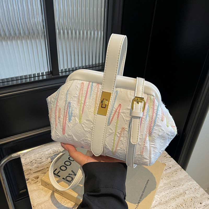 2024 otoño e invierno nuevo estilo bolso de diseño de nicho costuras de moda bolso de mensajero de hombro casual de todo fósforo bolso femenino de cercanías