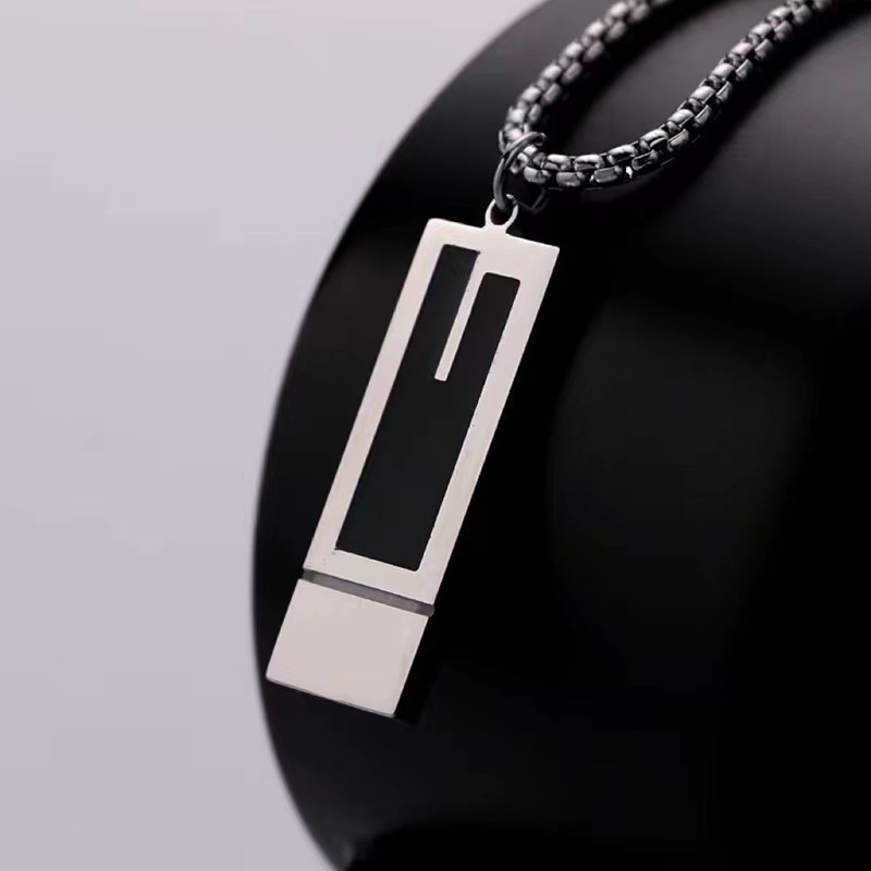 Collier pendentif rectangulaire noir en acier titane unisexe_voghion.com