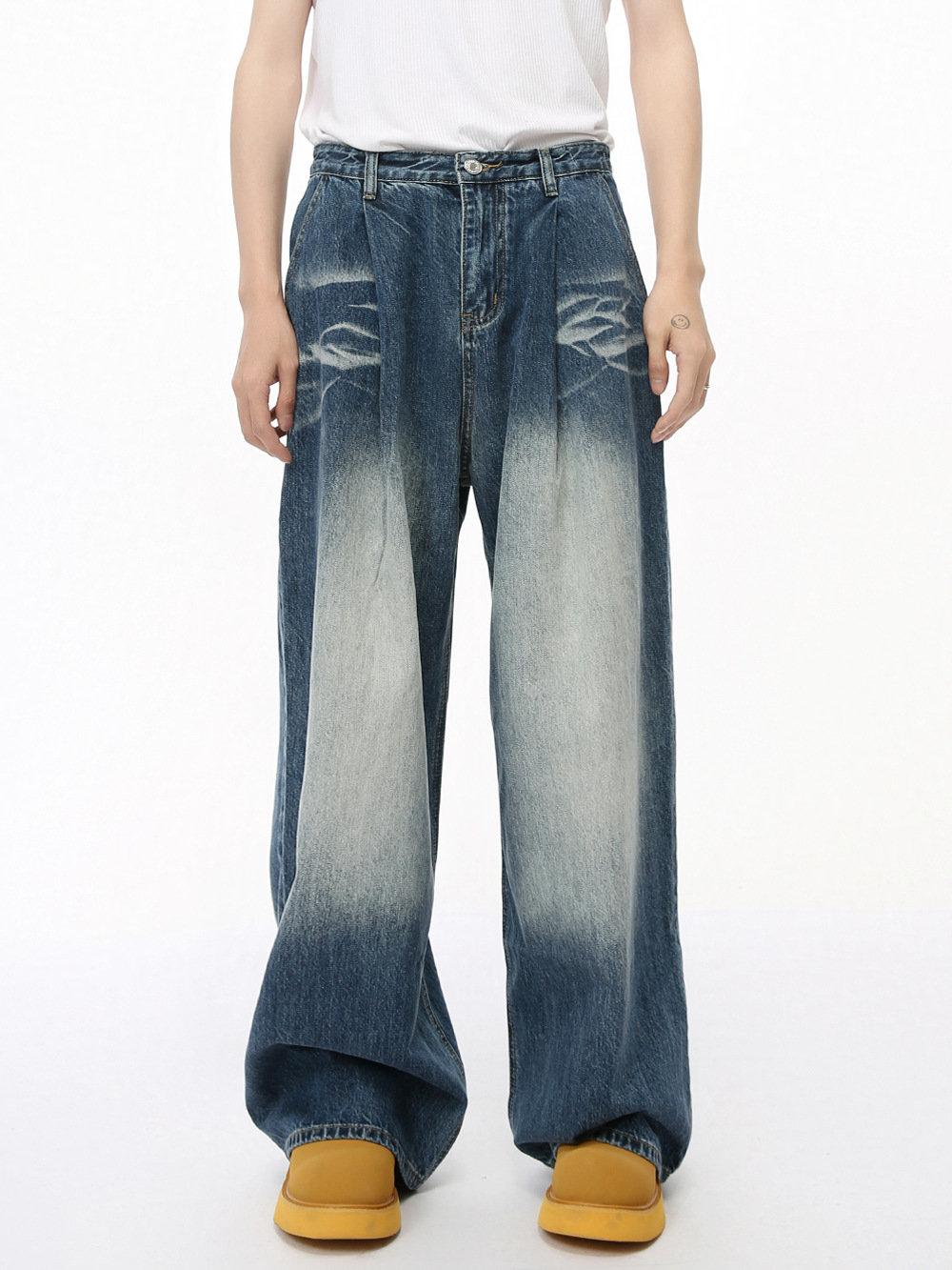 MTLCLOTHES para hombre | 2024 otoño nuevo producto americano retro pliegue textura blanco desgastado jeans de moda