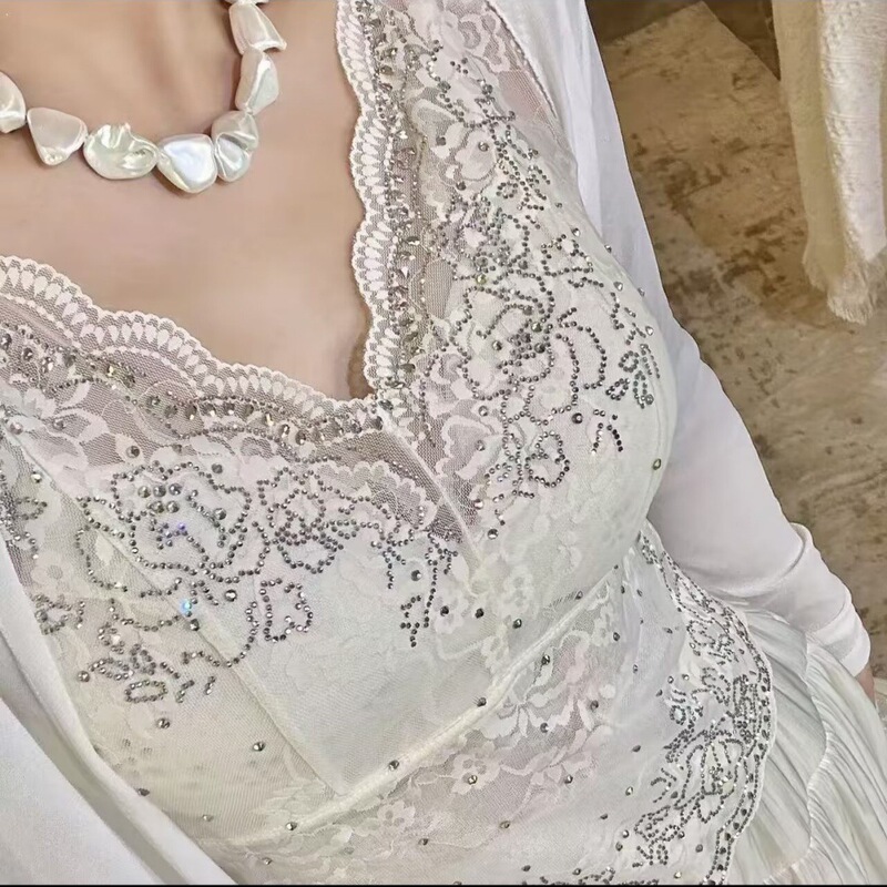 Light Luxury French-Style Lace Camisole with Integrated Cup for Autumn and Winter, Slim-Fit Beauty Back Long Camisole for Women