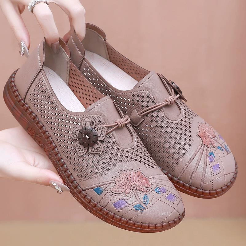 Старые пекинские тканевые туфли для женщин, обувь для пожилых людей, летние дышащие полые повседневные туфли для мам, бабушкины туфли большого размера с мягкой подошвой