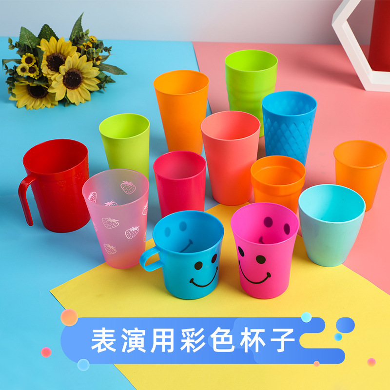 Liquidación: vasos grandes para enjuague bucal, vasos de plástico con caras sonrientes, vasos de boca ancha, vasos para cepillarse los dientes, vasos portátiles para agua, venta al por mayor a un dólar y dos dólares.