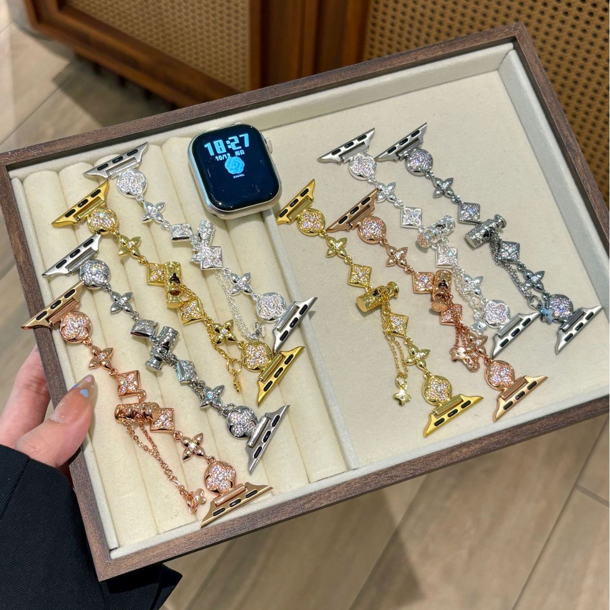 Full Diamond Presbyopic Four-Leaf Clover Watch Strap Suitable for Apple Watch S10 Generation Apple Female Iwatch9876 Metal Se