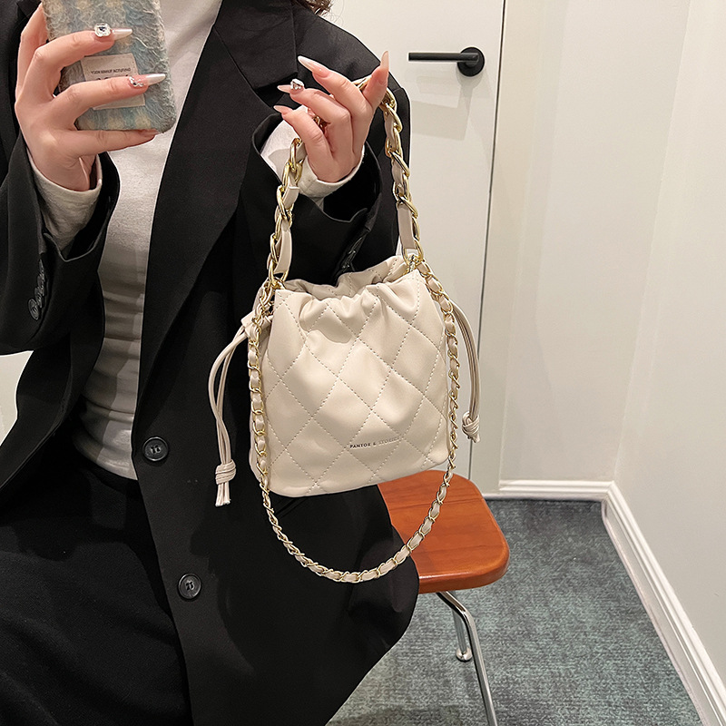Bolso de las mujeres 2024 primavera nueva cadena de diamantes bolso de cubo portátil estilo Chanel textura de alto grado bolsa de mensajero del hombro
