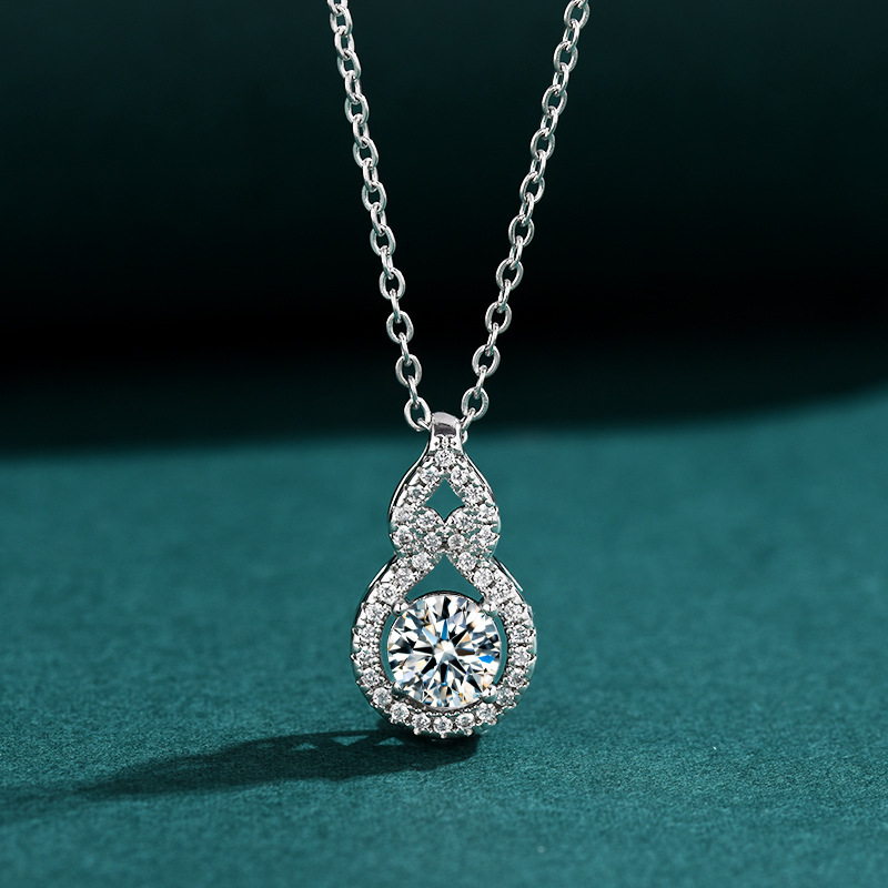 Funkelnde simulierte Moissanite-Kleeblatt-Halskette für Damen mit Schleifenanhänger, lichtechte Schlüsselbeinkette für das Leben_voghion.com