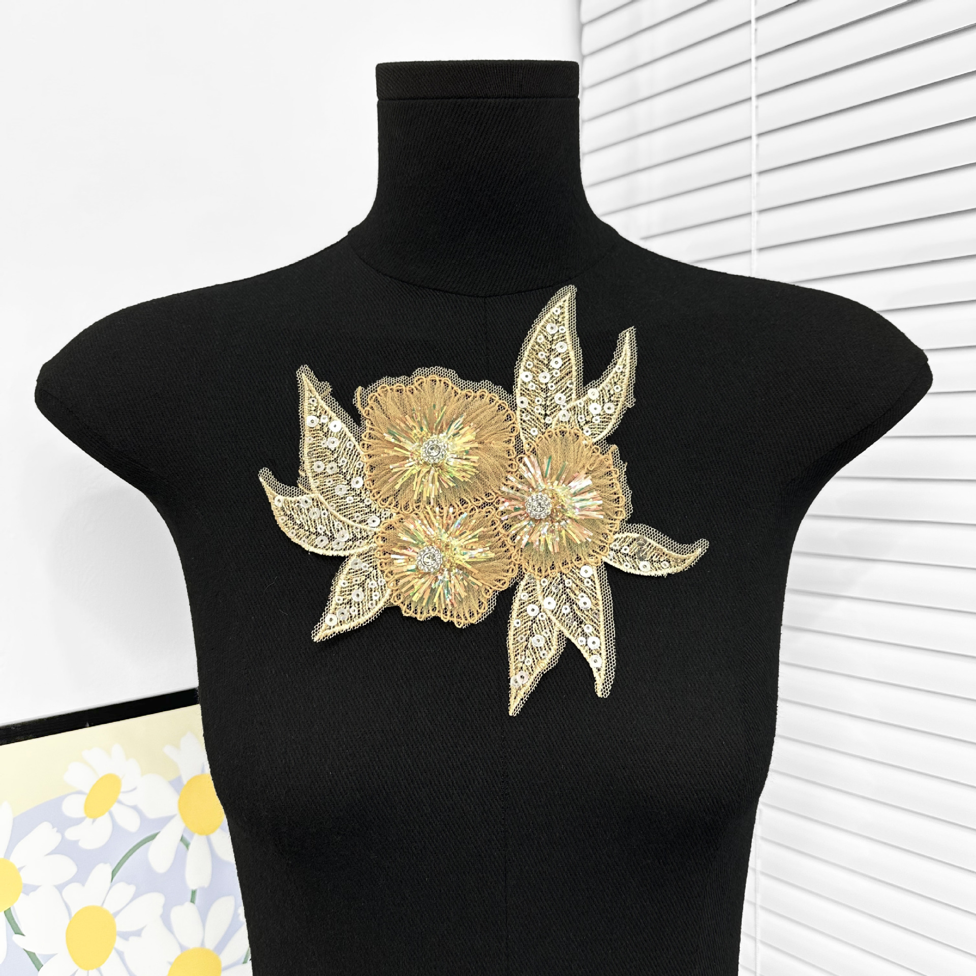 Super inmortal flor tridimensional computadora bordada esquinilla clavos de flores de malla encaje vestido de boda accesorios