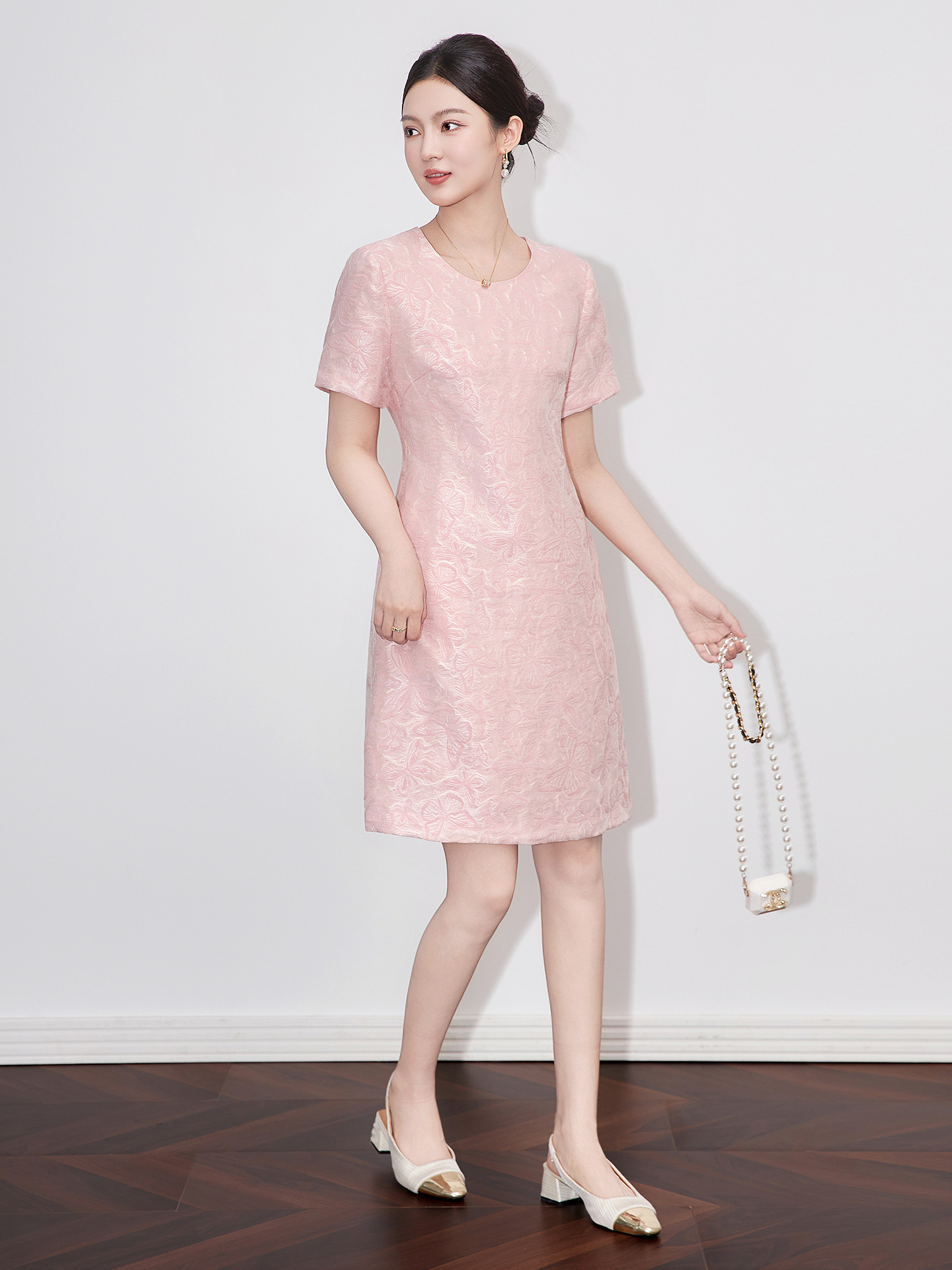 Váy maxi nữ thắt eo họa tiết bướm dập nổi jacquard — Màu hồng