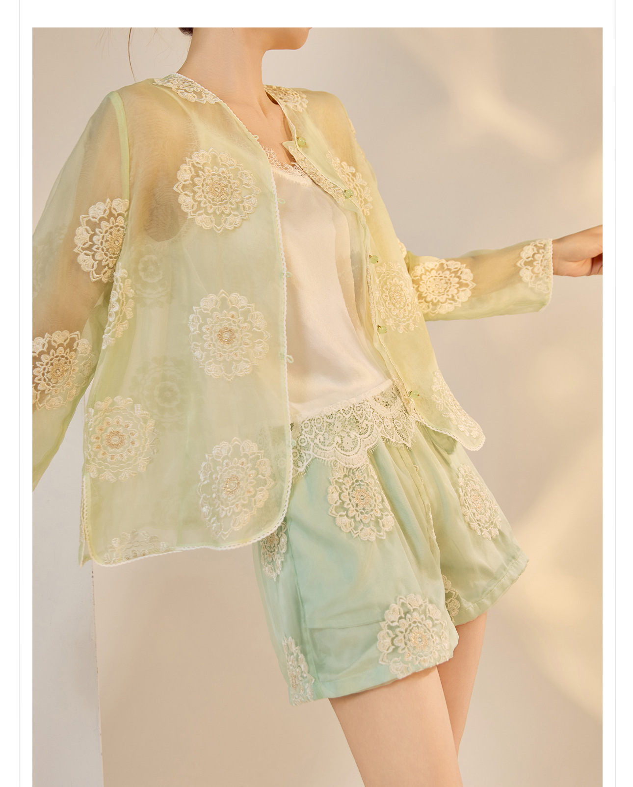 Bộ ba món áo khoác, áo vest và quần short lụa thêu sequin cao cấp kiểu Trung Quốc mới N3042 — Quần short xanh lục nhạt, Áo khoác xanh lục nhạt, Gi lê xanh lục nhạt chi tiết 23