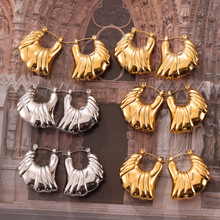 ŷ������ʱ�и���С�ڸ��Զ����Ѹֶ�18K���������γ�����Ů