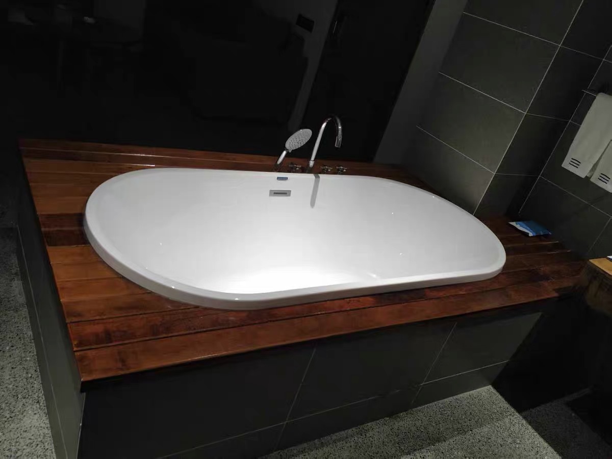 Integrado bañera de acrílico hogar adulto bañera Oval pequeño apartamento surf bañera ingeniería Hotel
