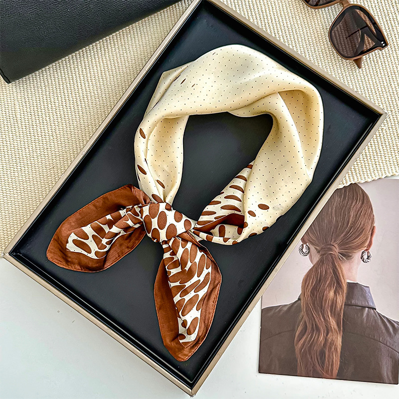Bufanda de seda, bufanda cuadrada pequeña, sensación de alta gama, nuevo bolso de todo fósforo, pañuelo en la cabeza, cinturón para el cabello con camisa, bufanda decorativa, chal pequeño