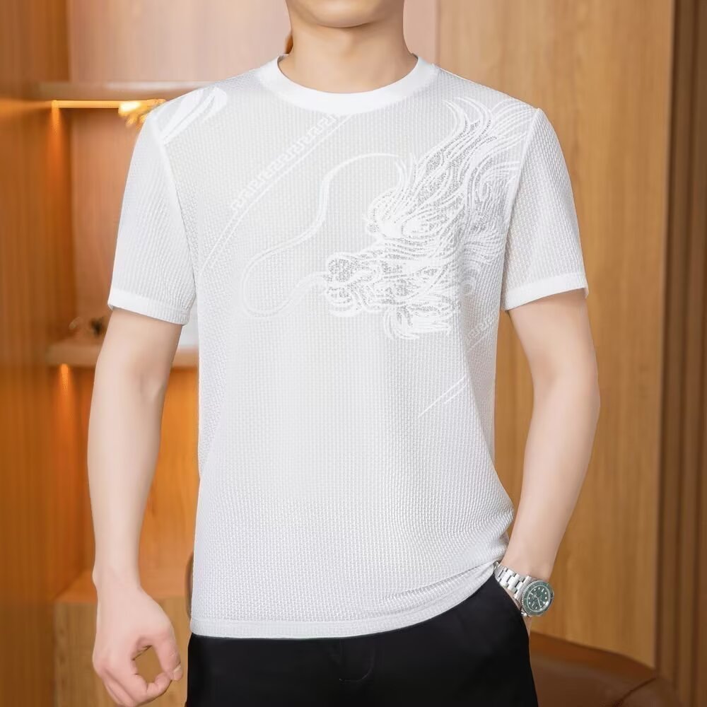 Lujo ligero de manga corta 2026 verano europeo seda de hielo moda delgada camiseta bordada hombre transpirable de manga media
