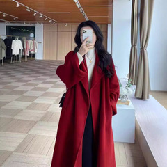 赤いラシャのコートの女性の中の長さの秋冬の新型の高級感の本命年の気質の赤いストラップの毛のコート