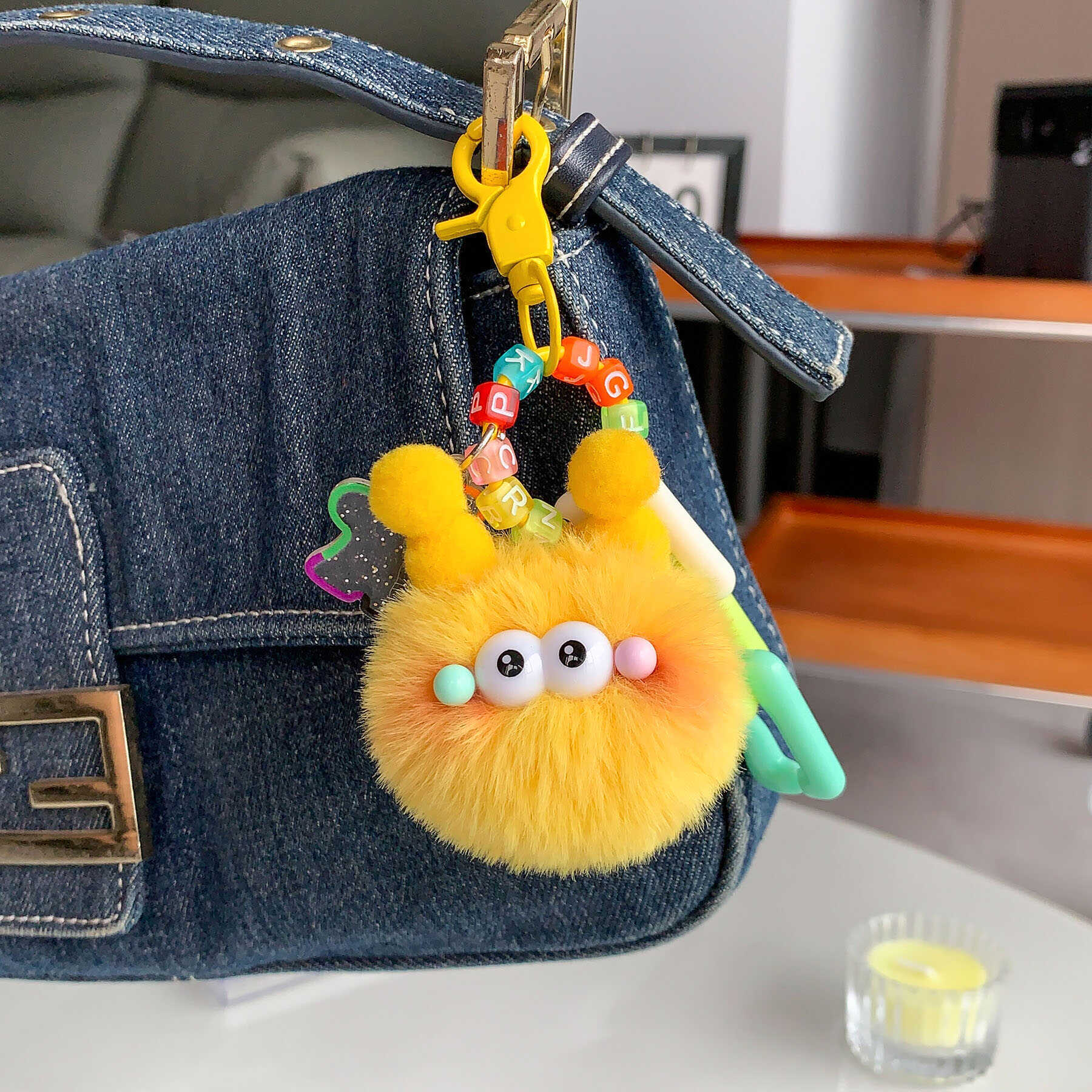 자동차 키 체인 여성 센스 귀여운 봉제 백 펜던트 백팩 가방 교수형 작은 선물 작은 석탄 공 트렌디