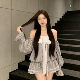 一字肩蝴蝶结条纹抹胸连衣裙女夏季法式气质收腰巨好看蛋糕短裙子