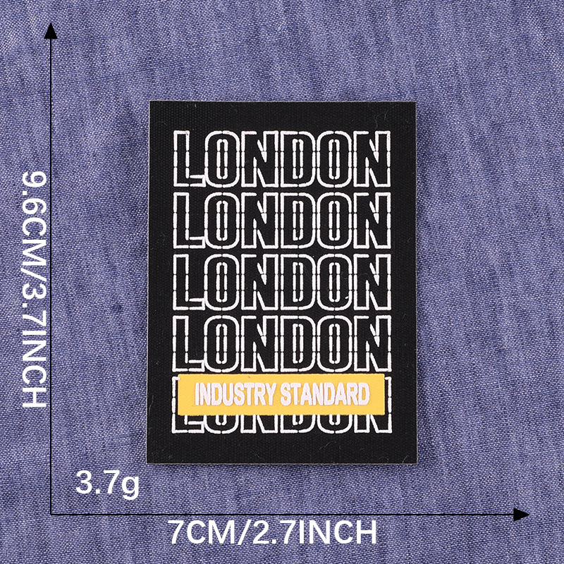 オリジナルの自己貼り付け刺繍は皮衣ダウンジャケットのパッチを貼り付けて穴を開けてアルファベットのプリントバッジの補助材料を補修します。|undefined