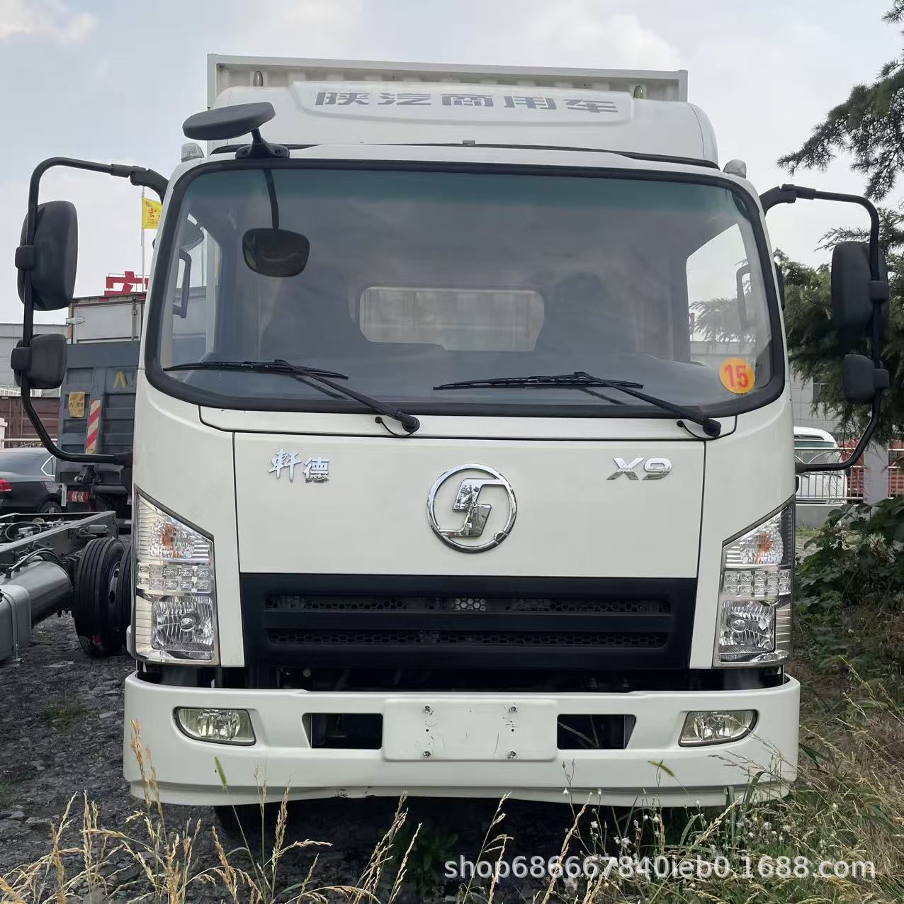 Factory cross-border exports of HOWO Shacman box-type cargo trucks to Africa, used 5-10 ton light trucks