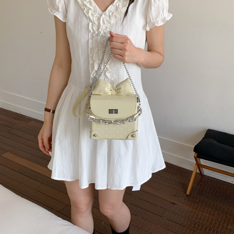 Nueva bolsa de cadena para mujeres 2026 nicho de diseño de moda mochila de hombro diaria popular onda punto bolso de caja cuadrada