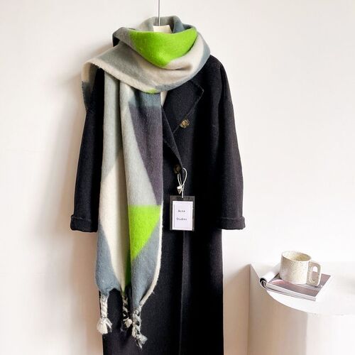 New geometric triangular scarf for women—versatile winter style, green seahorse-patterned shawl for women’s street-style photoshoots, trendy European and American fashion.
