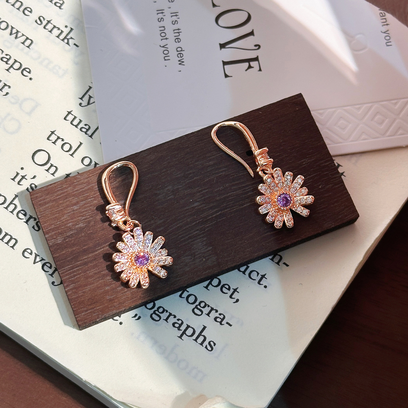 Daisies pendientes de orejas de lujo ligero de diseño de alto nivel gancho de orejas de flores pequeñas joyas de orejas frescas al por mayor pendientes transfronterizos al por mayor