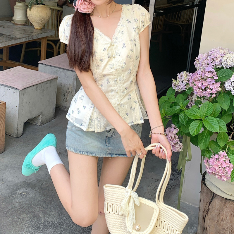 フレンチレトロなVネックレース花柄シャツ、女性用夏の新しいデザイン、多用途でシックなトップ|undefined