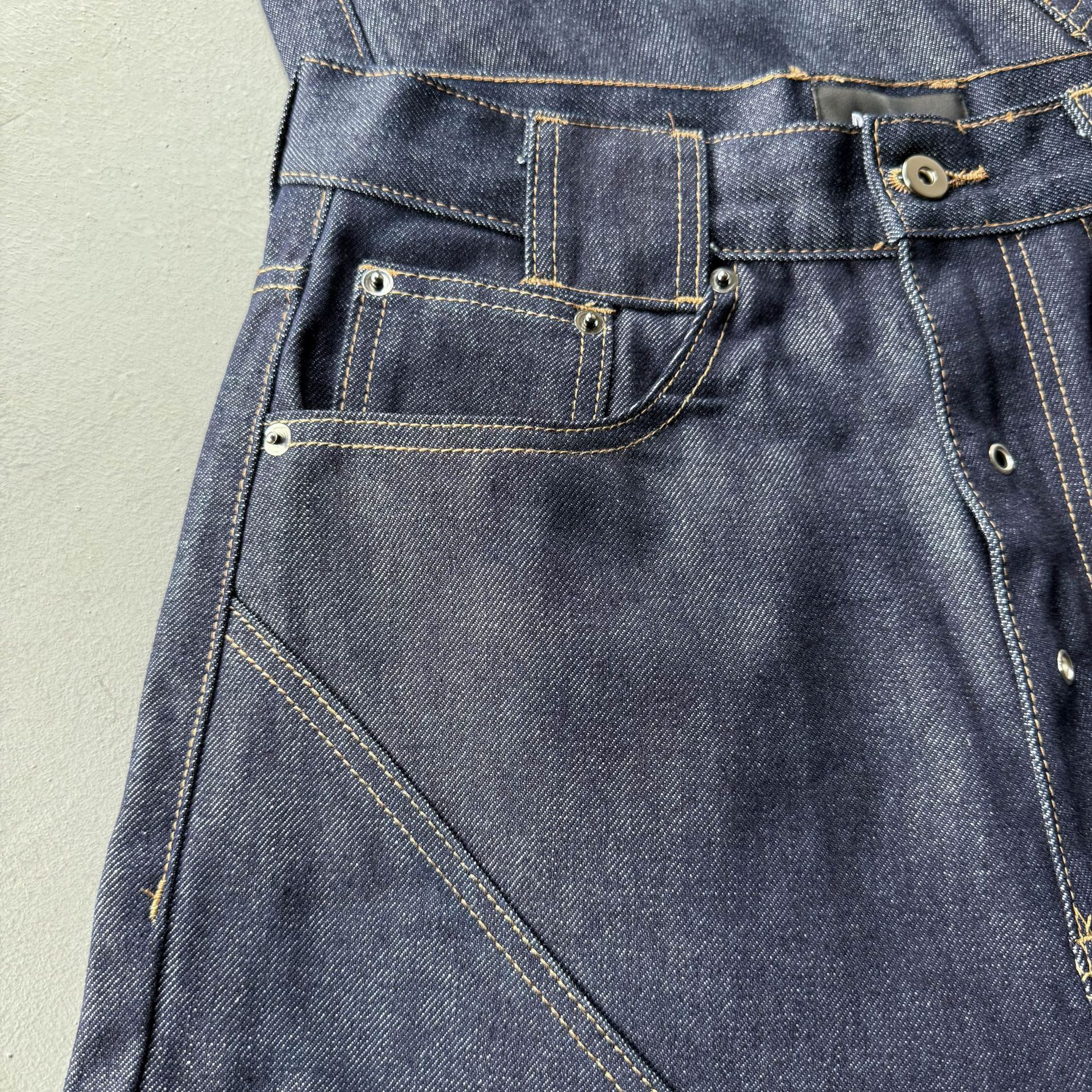 Raw Denim Herrenjeans Mit Geometrischem Schnitt Und Weiter Passform_voghion.com