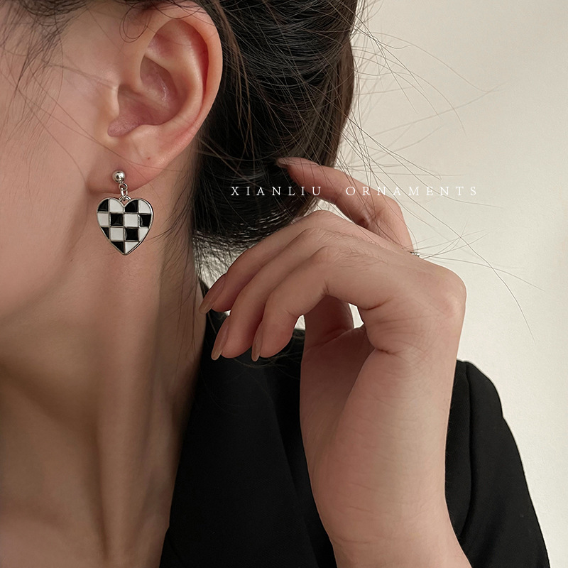 Retro, Fashion Style Korean Version Of Black And White Checkerboard Dripping Heart Earrings Female Wholesale