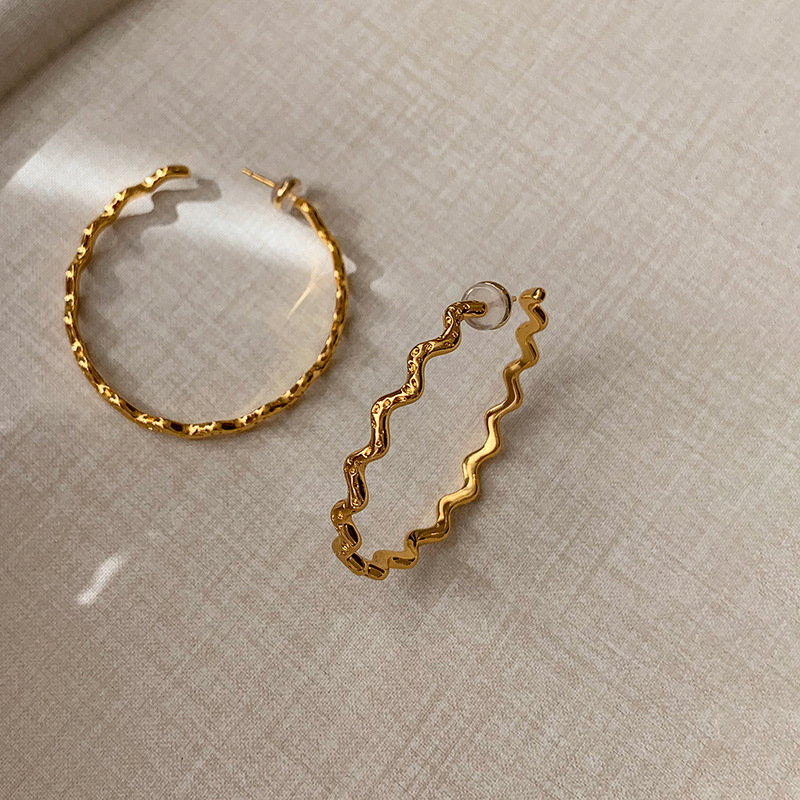 Pendientes de anillo de metal ondulado de aguja de plata de galvanoplastia de oro real Pendientes de diseño exagerado europeo y americano Pendientes de sentido avanzado de moda para mujer