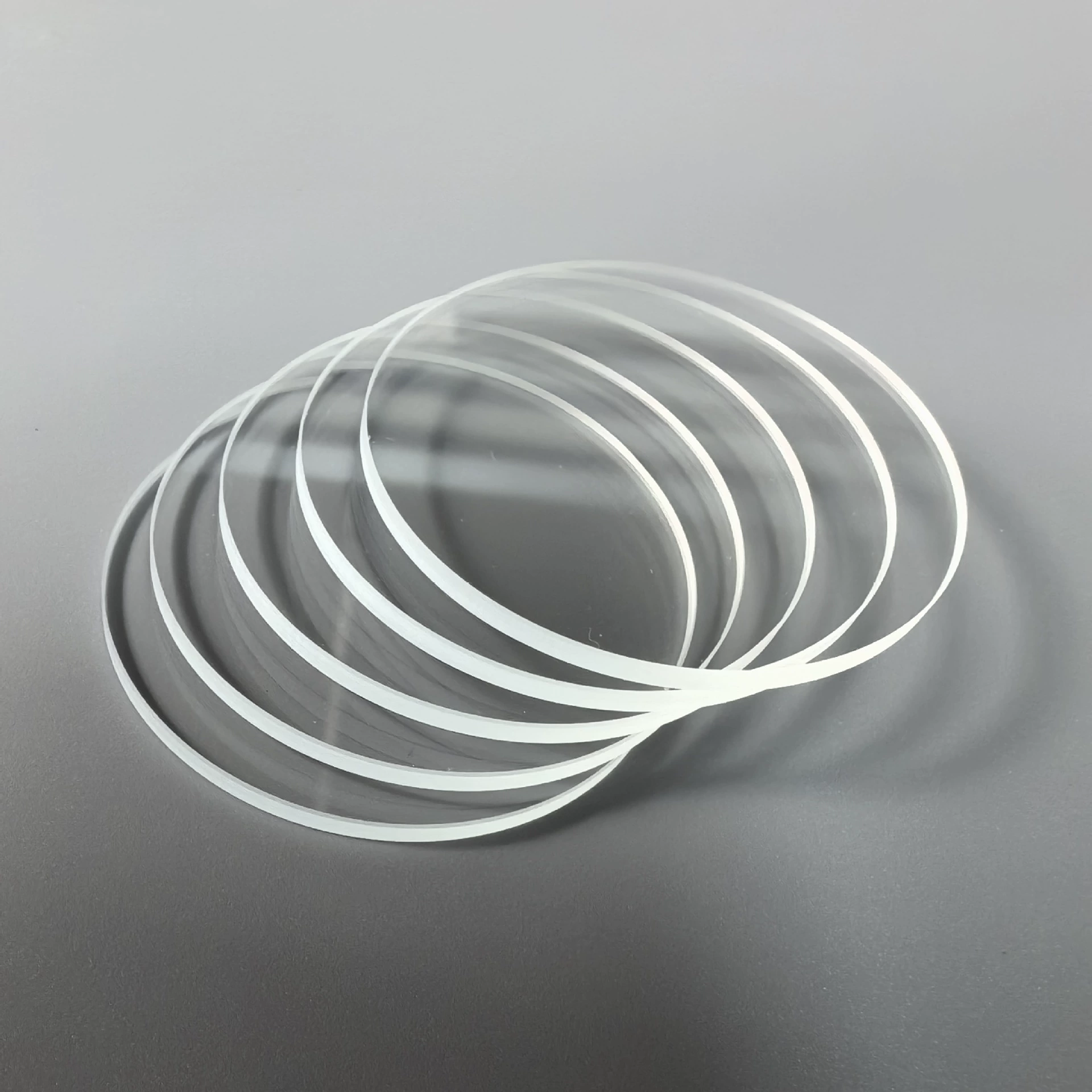 Производитель изготавливает на заказ стеклянные элементы для приборов, фонарей и объективов камер.