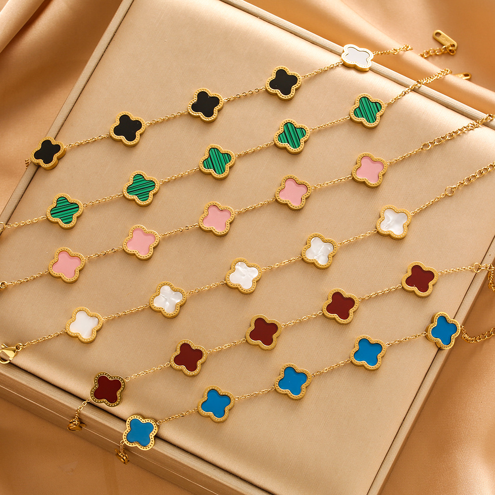 Pulsera de trébol de acero titanium vendedora caliente transfronteriza europea y americana con incrustaciones de concha pulsera colgante pulsera de diseño avanzado sin desvanecimiento al por mayor