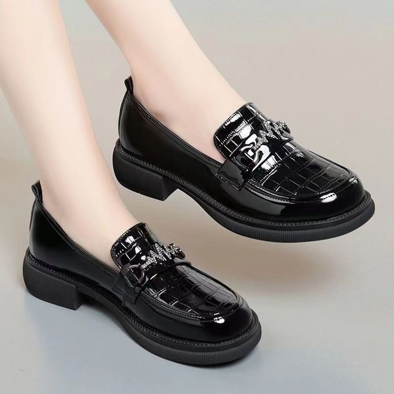 Modas profundas zapatos individuales primavera y otoño 2026 nuevos zapatos de cuero de cabeza redonda tacones gruesos versátiles zapatos de estilo británico para mujeres