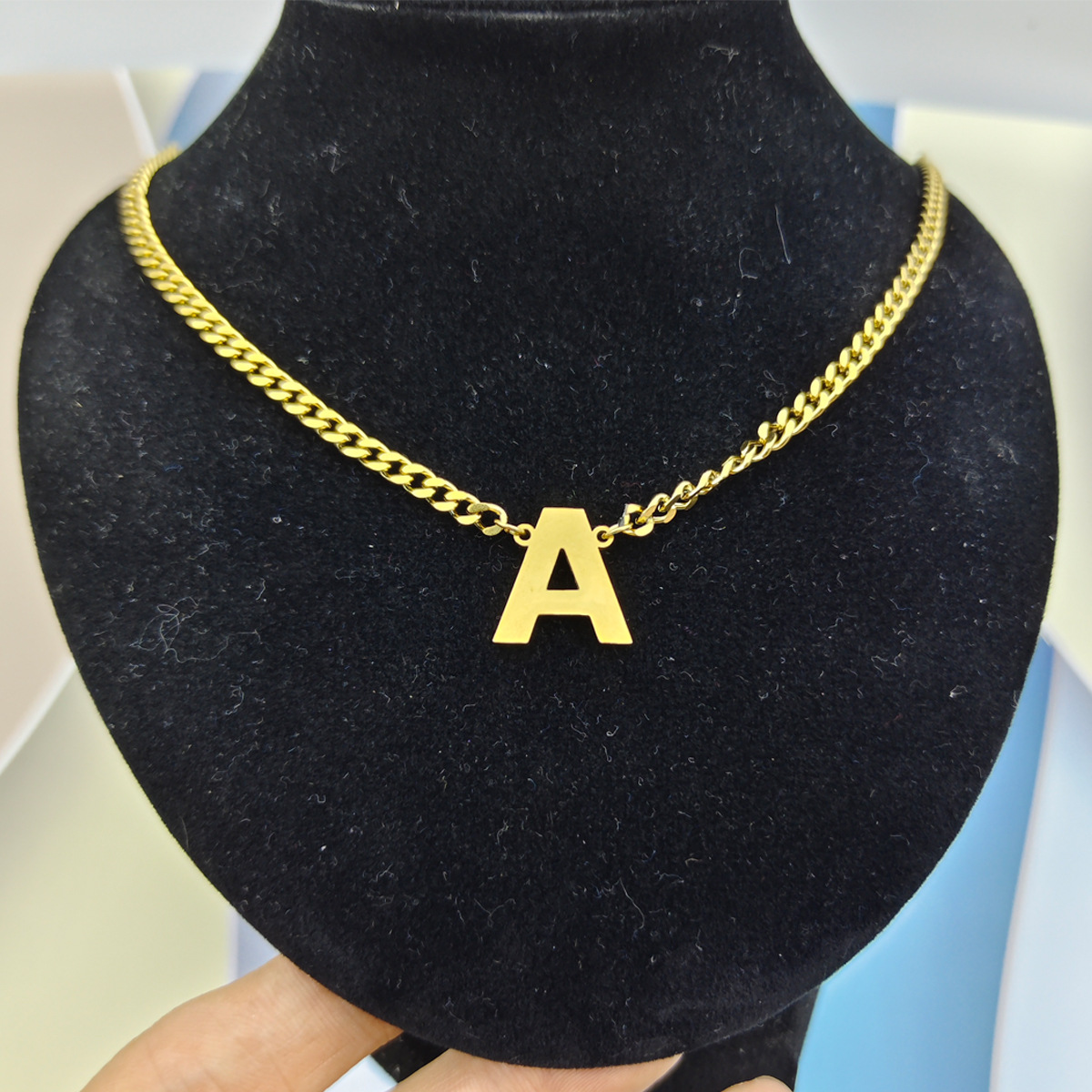 Collar de cadena cubana de acero inoxidable estilo hip-hop con apellidos europeos y americanos, colgante de letra mayúscula de oro de 18K con 26 letras.