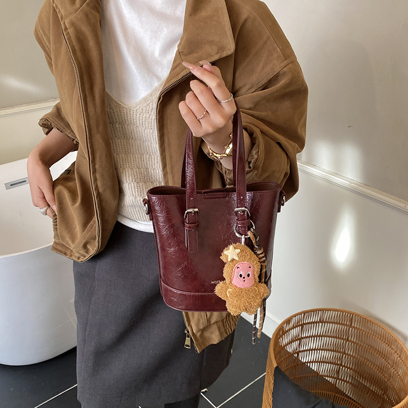 2025 nuevo otoño y invierno ocio bolso de mano de lujo ligero retro popular bolso de viaje de damas