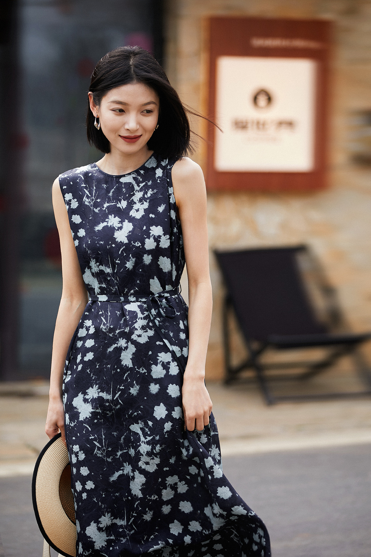 Đầm maxi nữ thắt eo không tay in hoa lụa tơ tằm — Màu xanh đậm chi tiết 1