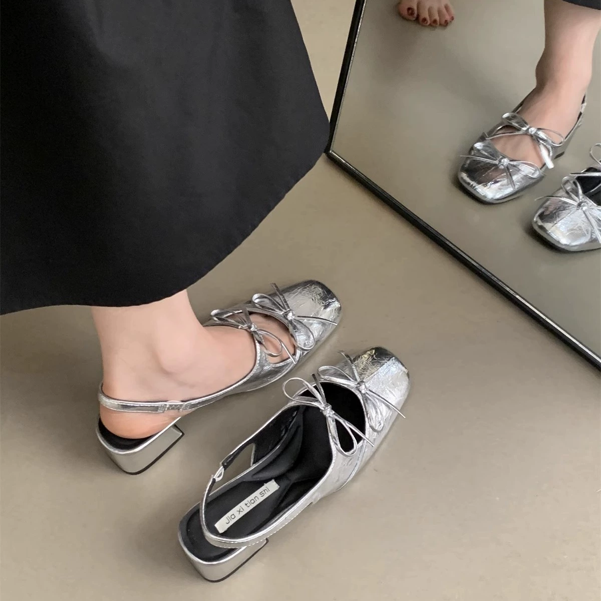 Летние босоножки, обувь, серебристые туфли на высоком каблуке, яркий броский стиль