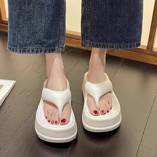 Simple flip-flops for women—summer outdoor wear, with a squishy feel, non-slip, chunky-soled, high-heeled sandals perfect for beaches and seaside.