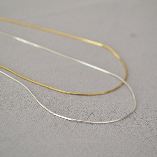 Korean-style eight-cut fine and minimalist subtle shimmering gold wire short snake chain lockets and necklaces