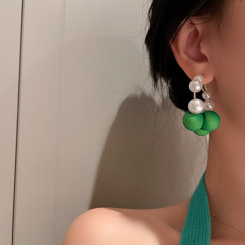 Pendientes redondos con aguja de plata retro estilo de Hong Kong goteo de aceite Pendientes de temperamento de nicho Pendientes de sentido avanzado femenino de verano ligero de moda