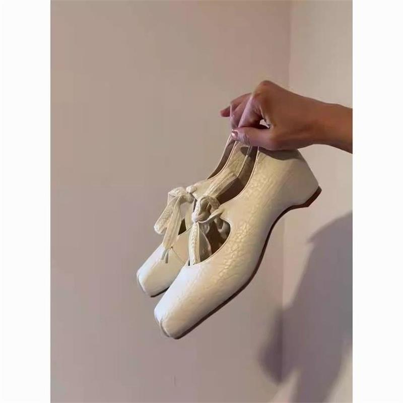Cabeza cuadrada francesa francesa beige un cordón zapatos de ballet superficial universal negro interior aumento de altura simple zapatos de mujer