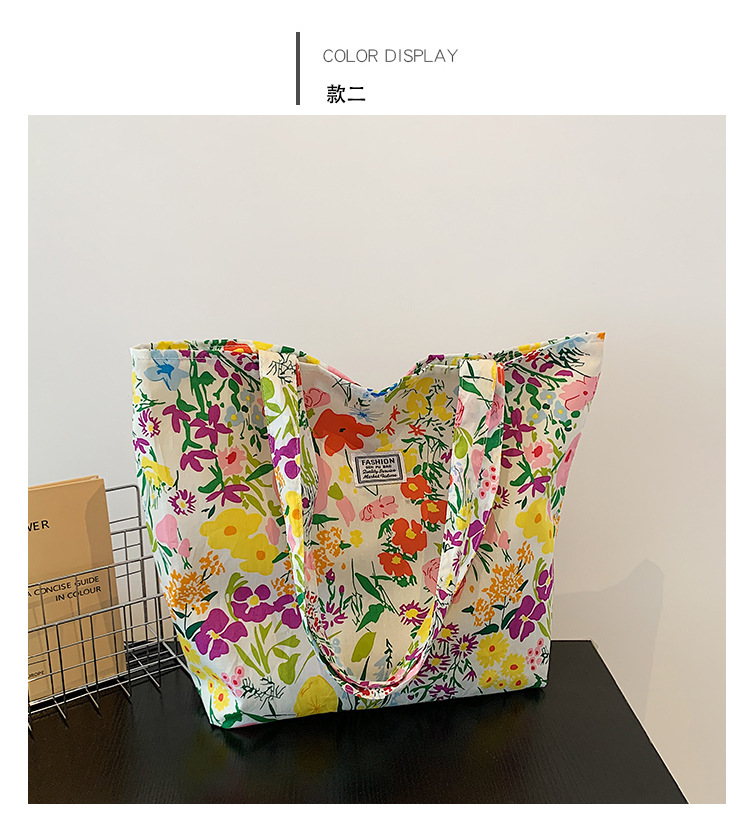 The large-capacity single-shoulder bag for student commuting is a bestseller in early spring. The Korean-style fresh and simple floral fabric bag is a versatile tote bag undefined