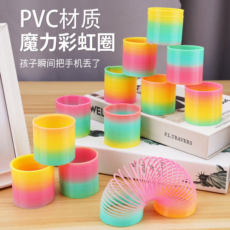 Yiwu pequeño mercado nocturno de productos básicos plaza de puestos de niños iluminados collar pequeños juguetes puestos empujando el parque de la red fuente de bienes