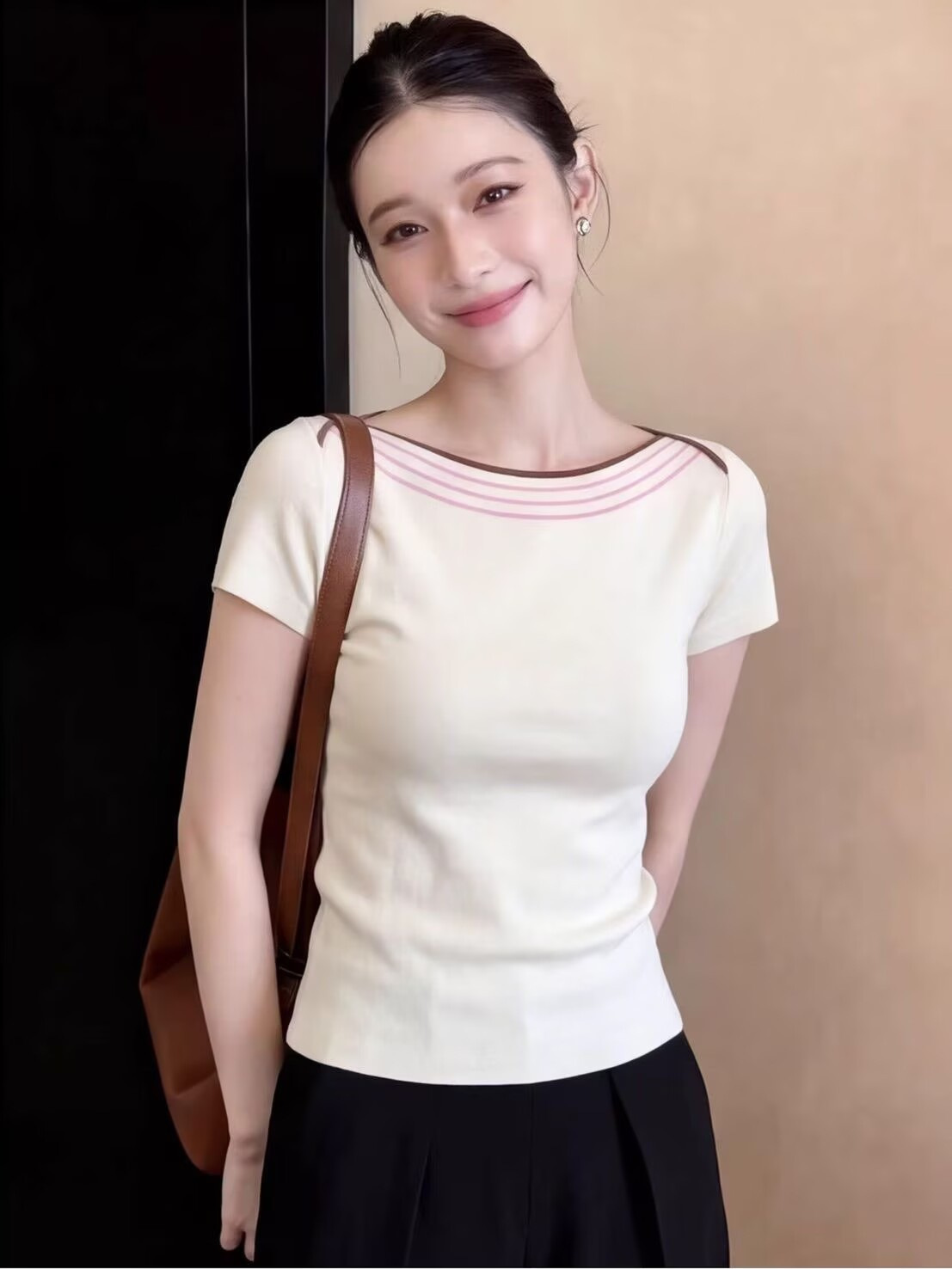 Áo thun ngắn tay nữ cổ tròn phong cách Hàn Quốc, thiết kế ôm eo tôn dáng — màu trắng