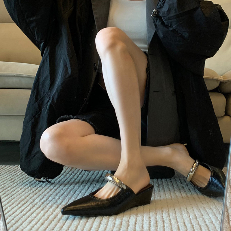 양가죽 버전! 여성용 바오터우 하프 슬리퍼, 여름 아우터, 니치 포인티드 토 메탈 원 스트랩 웨지 힐 뮬