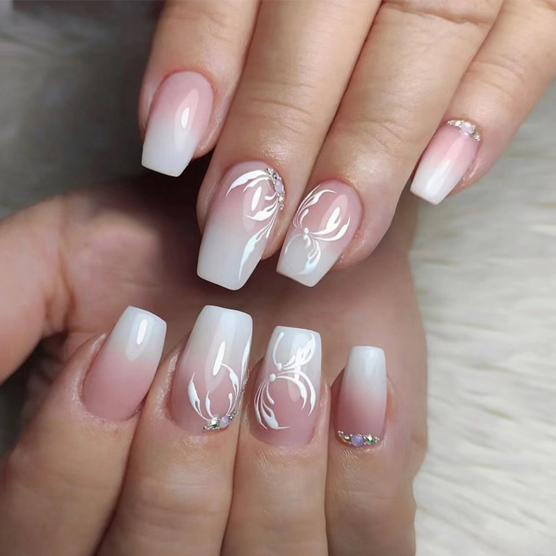 Pieza de belleza de uñas rosa y blanco gradiente desgaste de uñas pétalo corto rhinestone parche de uñas desgaste de uñas belleza de uñas al por mayor