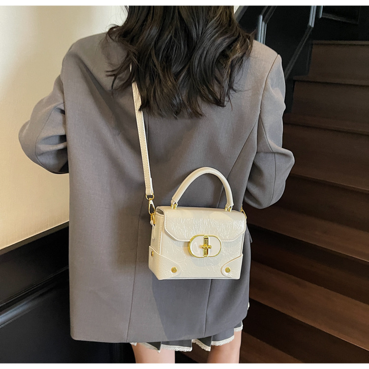 This year, the trendy square box bag for women in 2025 is a new, fashionable, versatile and high-quality single-shoulder crossbody bag undefined