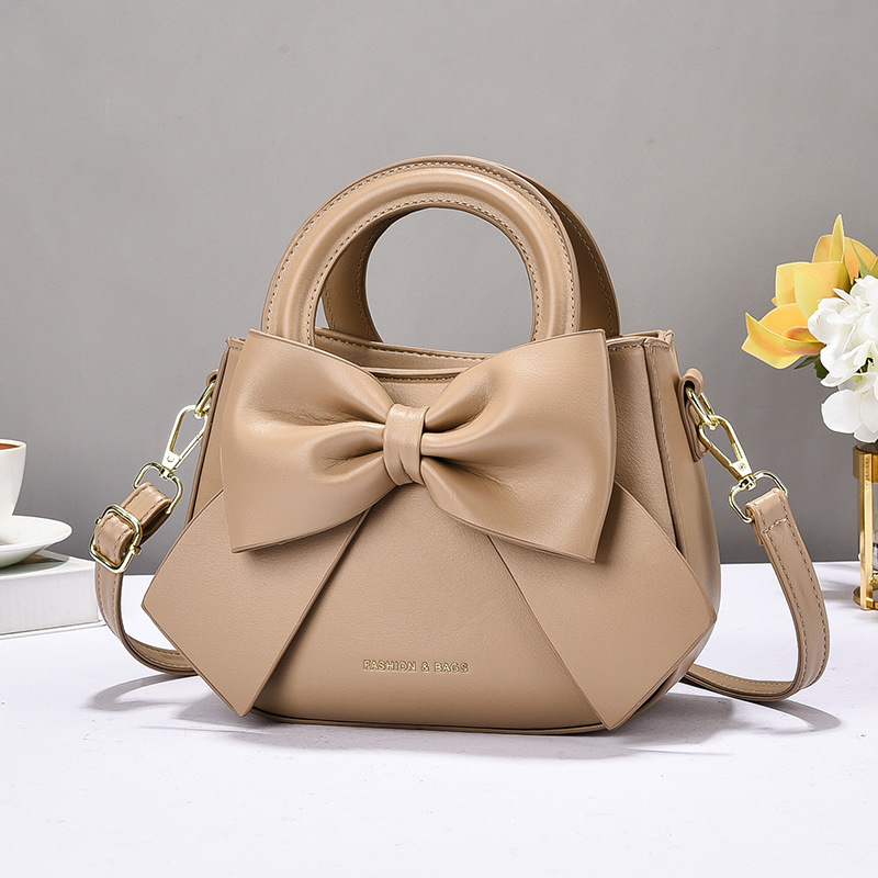 우아한 여성용 가방 2025 새로운 한국 스타일 활 여성의 손 유행 가방 유행 우아한 대용량 어깨 가방