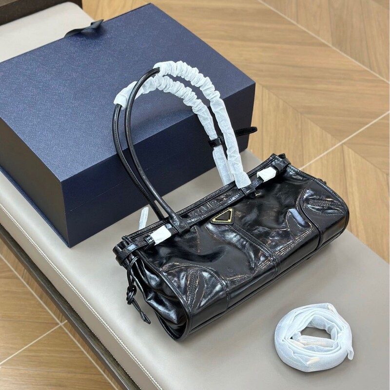 Original Dongguan Factory Leather! P Brand's New Softlux Oil Wax Leather Baguette Bag with Long Handle, Underarm Bag, Handbag, and Crossbody Bag