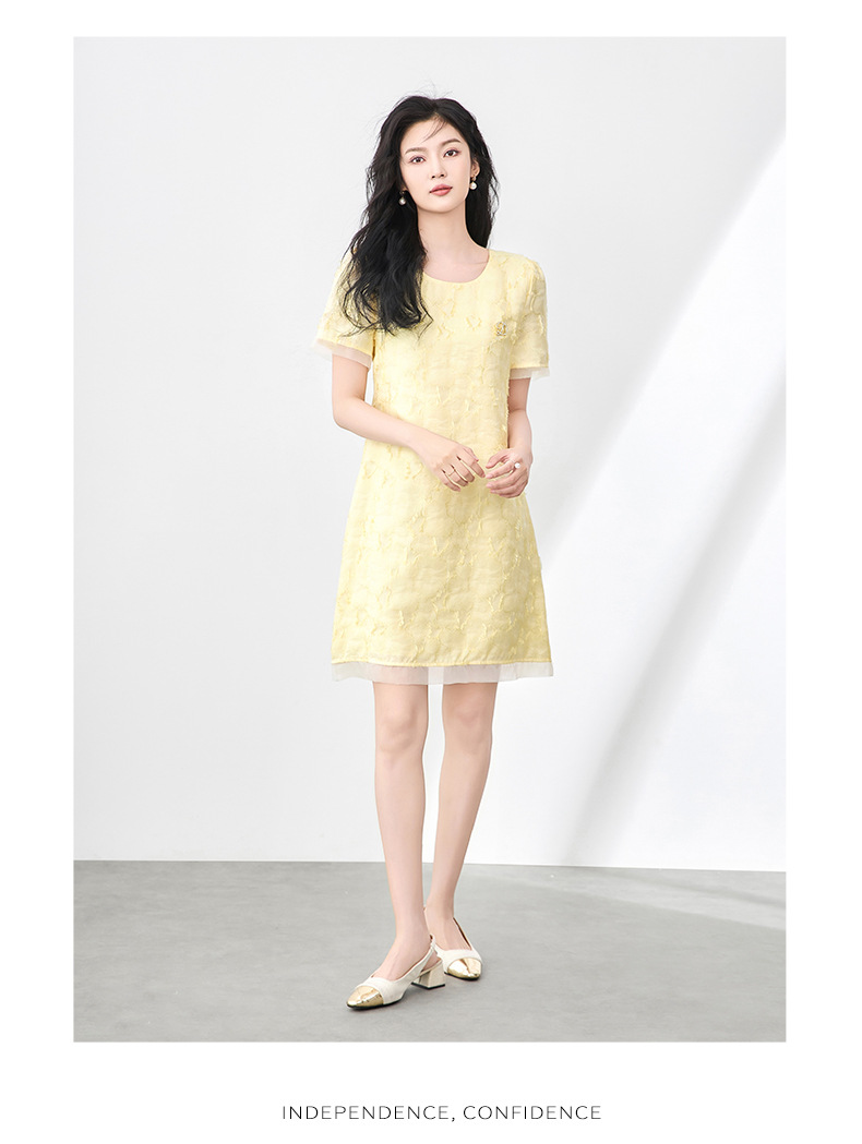 Váy liền nữ cổ tròn phối voan, họa tiết jacquard nổi, phong cách quý cô — Màu vàng chi tiết 15